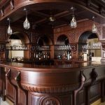 mini bar hecho a partir de madera oscura