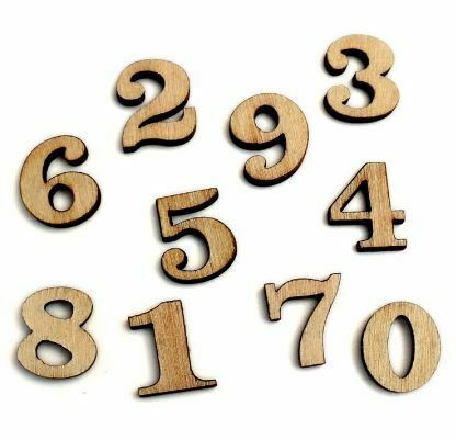 adornos-artesanales-de-madera-con-numeros-perfecto-para-bodas