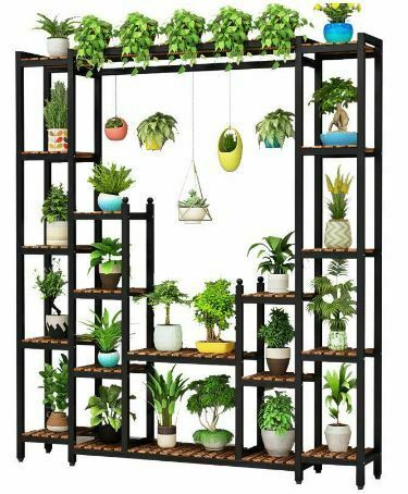 estante-interior-de-madera-con-escalera-decorativa